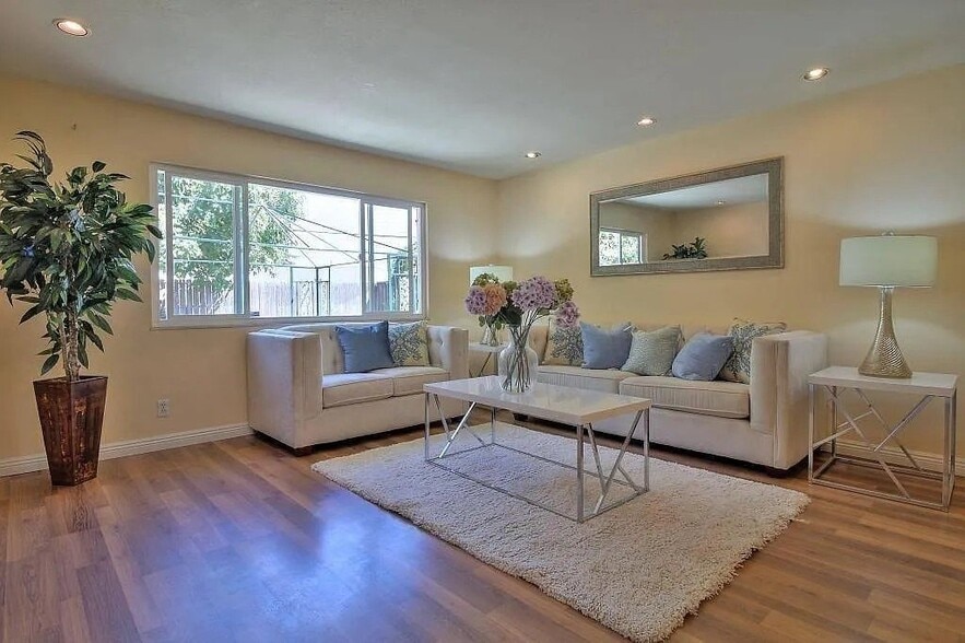 Building Photo - 39262 Sundale Dr
