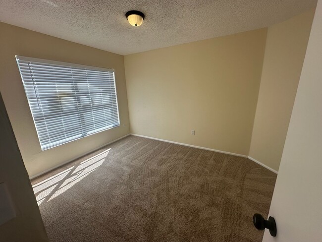 Building Photo - 3 bed 2 bath tri plex near UCF