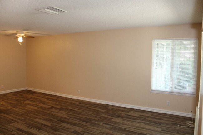 Building Photo - "Chic 2-Bed Condo Oasis with Spacious 1152...