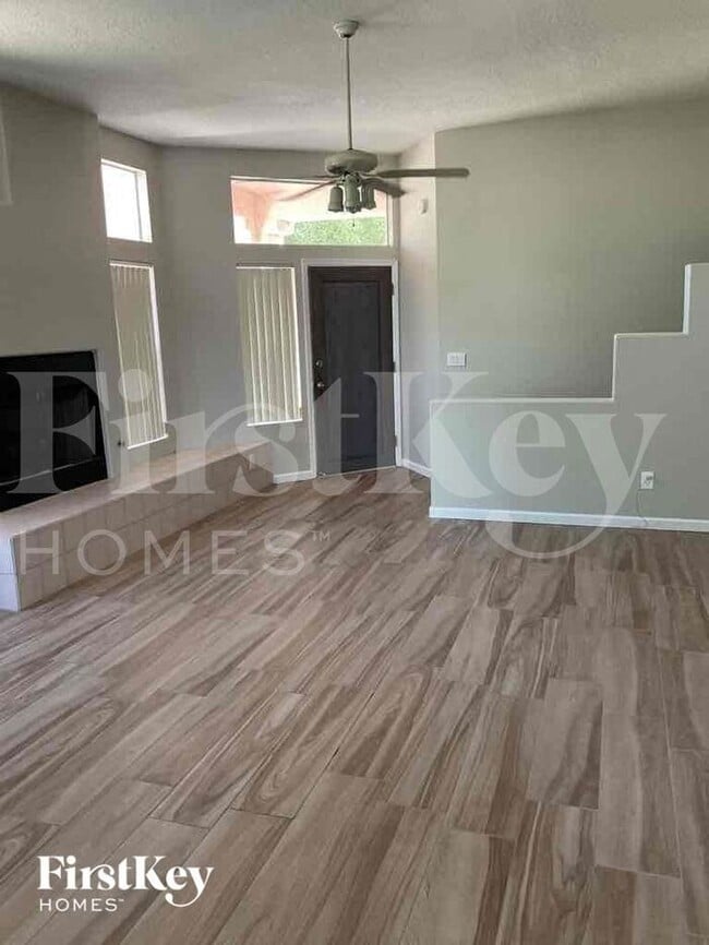 Building Photo - 805 N Posthole Ln