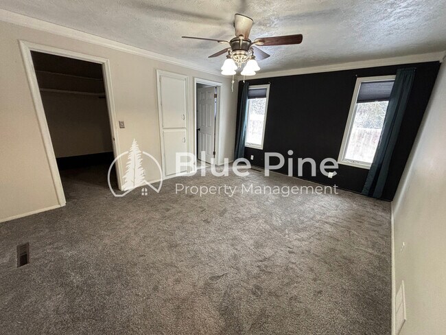 Building Photo - 320 W 1st S