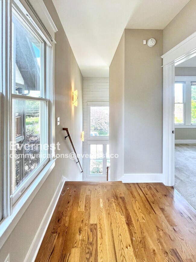 Building Photo - Lovely 2-Bedroom Home with Modern Amenitie...