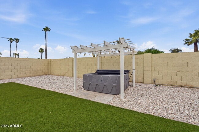 Building Photo - 2546 E Geneva Dr