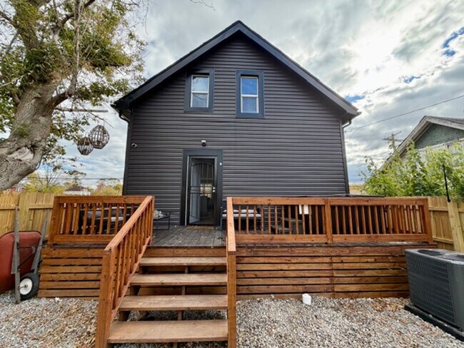 Building Photo - Fully Furnished And Updated 4 bedroom 2 bath house for Lease