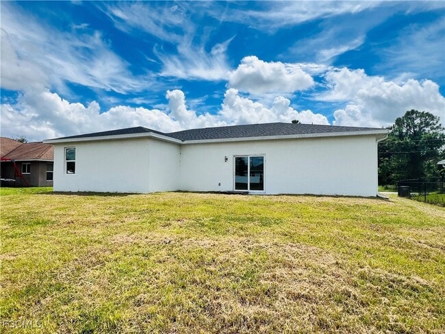 Building Photo - 2718 Helen Pl