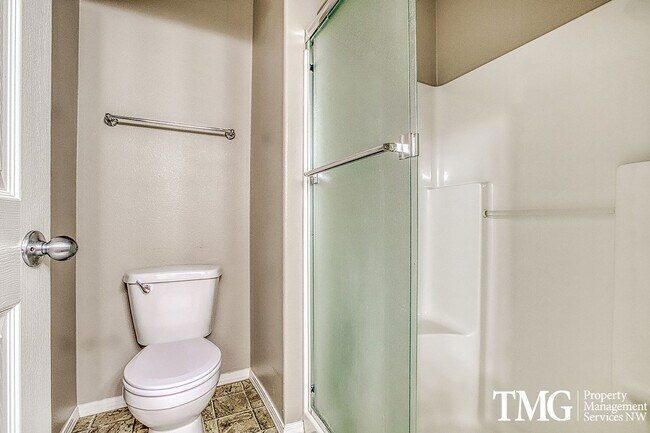 Building Photo - Wonderful 4 bed 2.5 Bath Townhome in Hills...