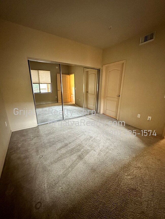 Building Photo - 2 Bed, 2 Bath Condo in Foothills Gated Com...