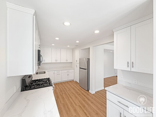 Building Photo - Charming 3B/2BA Home with Attached Garage, Large Yard and Modern Comforts in Quiet Baseball Field...