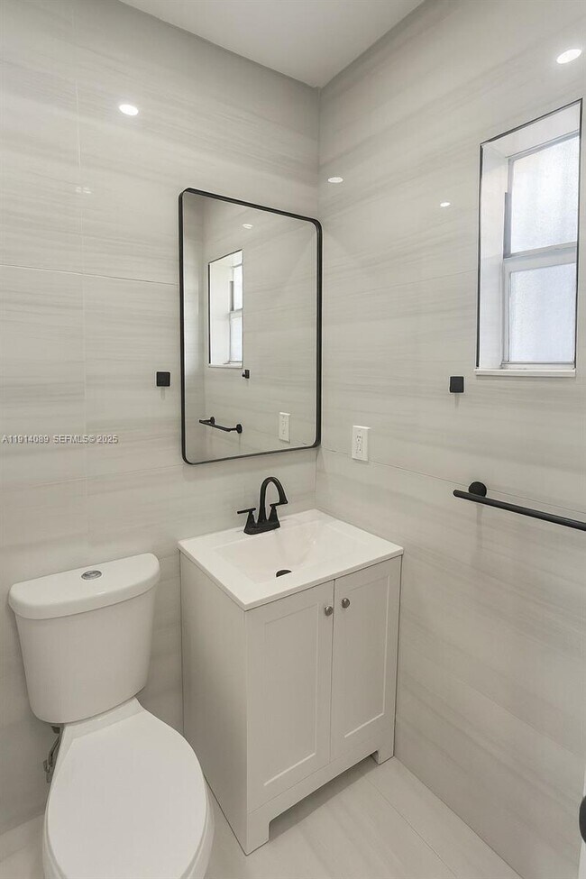 Building Photo - 5807 SW 25th St