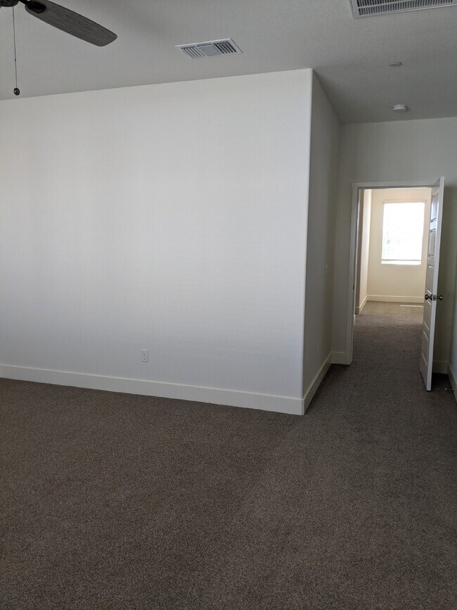 Building Photo - Prime location in Merced!