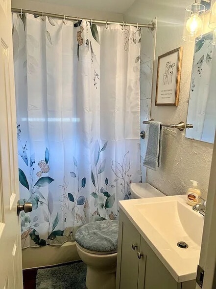 Building Photo - Room in House on E Mona Ave