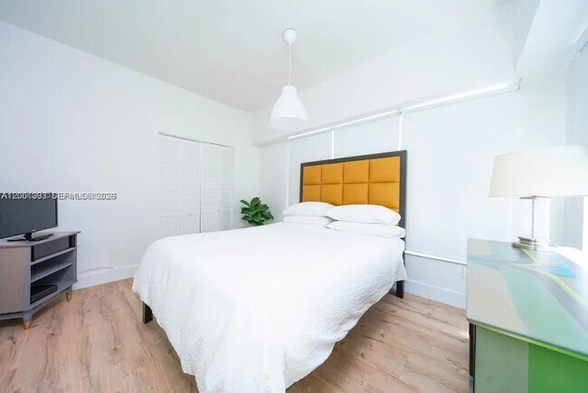 Building Photo - 227 1st St