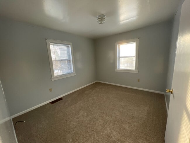 Building Photo - Older 2 bedroom house with a large yard