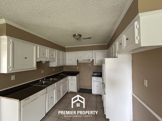 Building Photo - Beautiful 3BR/2BA Near Southwind | 1,681 Sq Ft, Vaulted Ceilings, Hardwood Floors & Garage