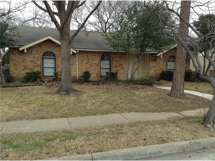 Building Photo - 305 Colonel Dr