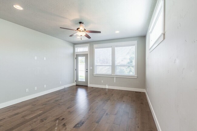 Building Photo - Quiet Centrally located 3 bed 2.5 bathroom