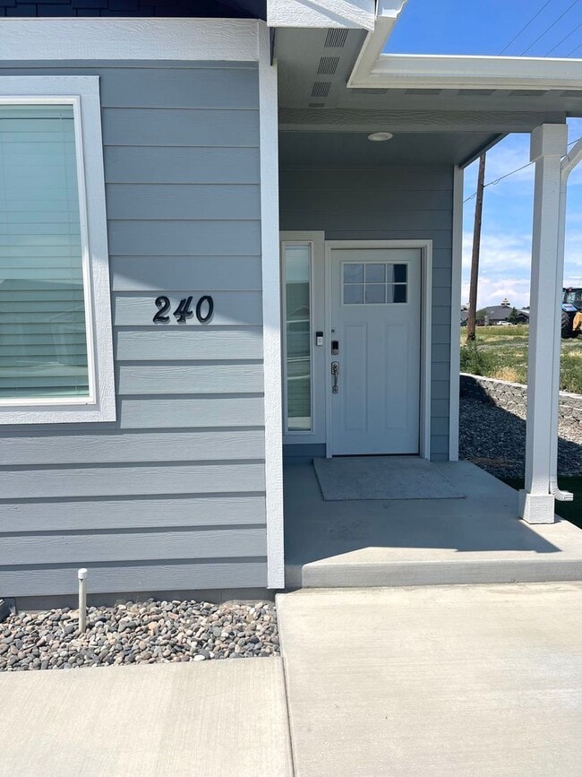 Building Photo - Gorgeous New Construction Townhome