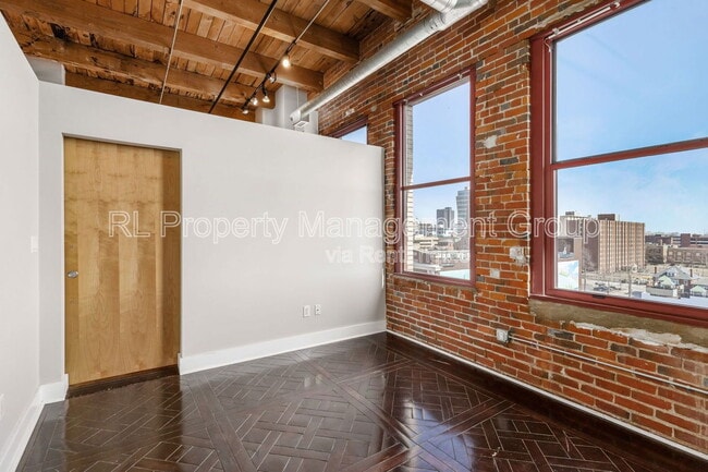 Building Photo - 150 E Main St