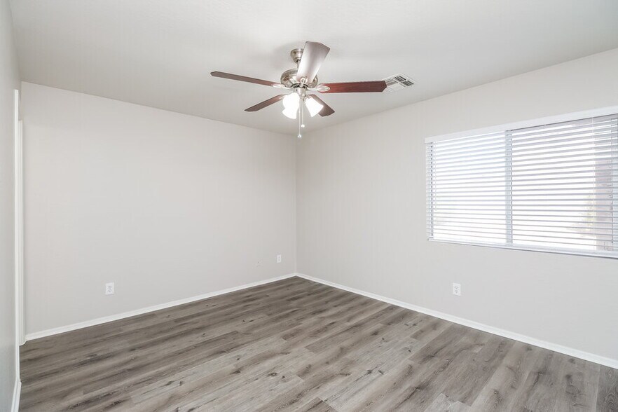 Building Photo - 11834 W Sunnyside Dr