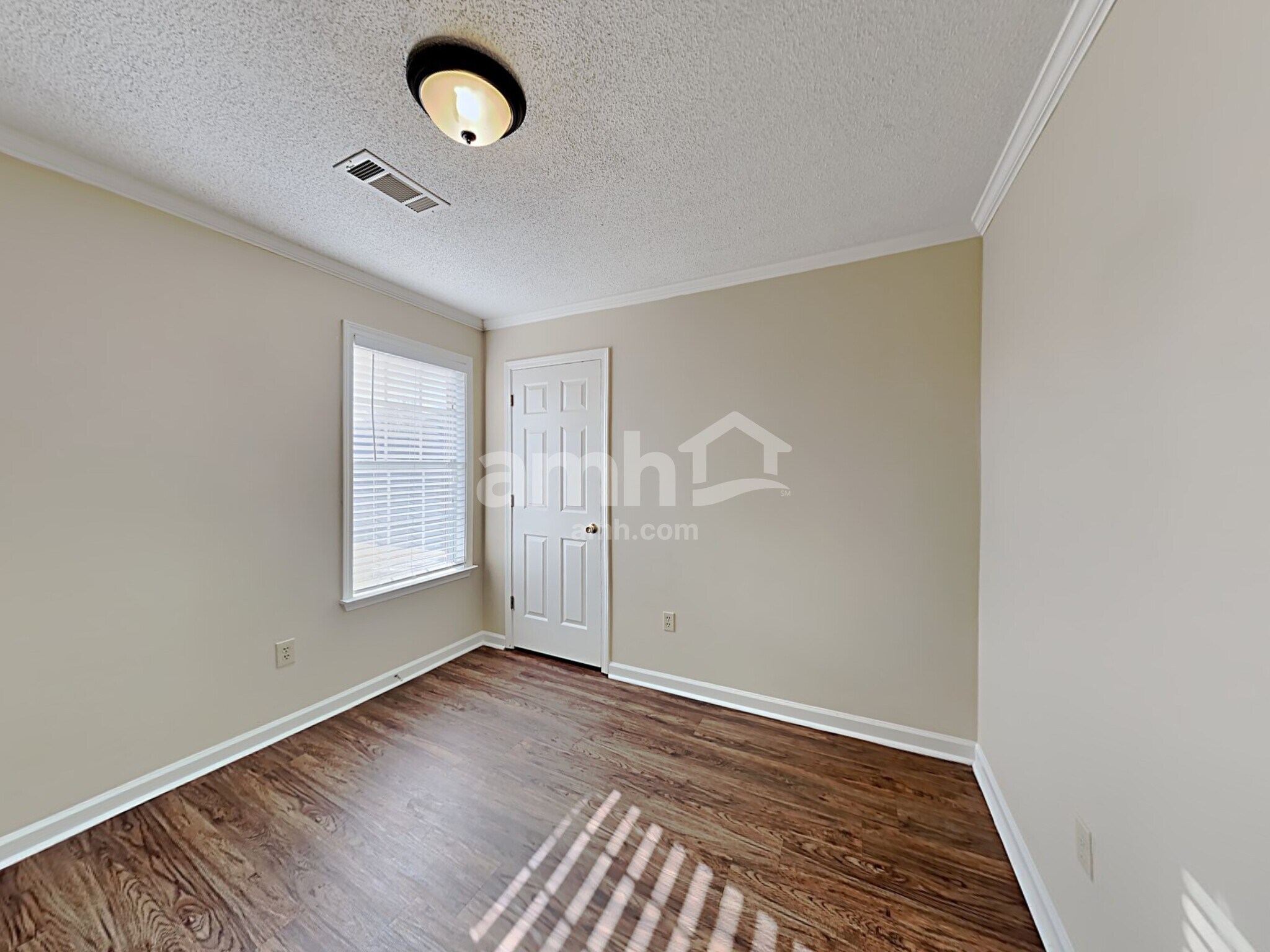 Building Photo - 10067 Woodland Grove Dr
