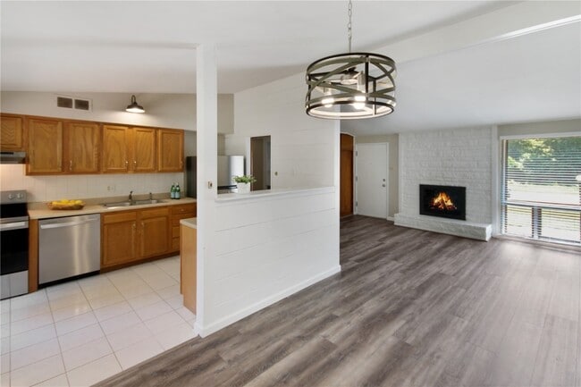 Building Photo - 613 Fieldcrest Dr