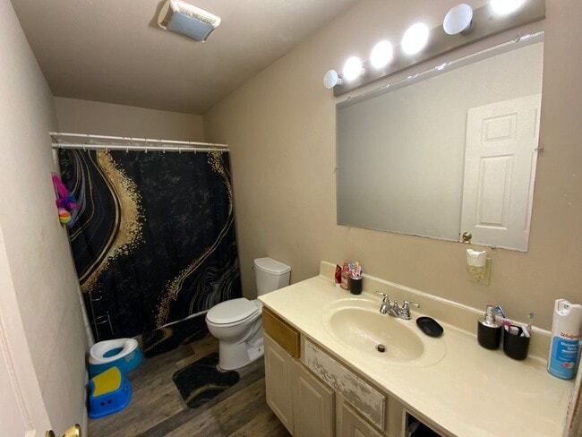 Building Photo - 3 Bedroom Home