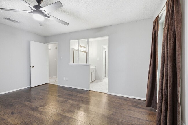 Building Photo - Charming 3 Bedroom Home near Schools and Rec Center