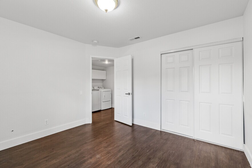 Building Photo - 111 E Oak Ave
