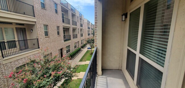 Building Photo - Energy Efficient Urban Townhome w/ Open Floorplan, Gourmet Kitchen, Rooftop Patio, & Exall Park N...