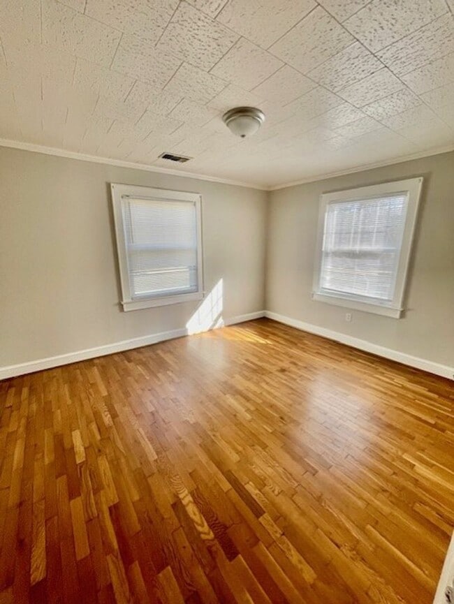 Building Photo - Welcome to this charming 2-bedroom, 1-bathroom house located in the desirable city of Charlotte, NC