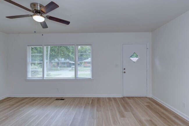 Building Photo - 2864 Hawthorne Dr