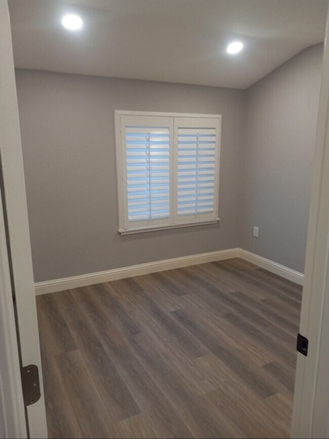 Building Photo - Commuters dream location, 1 bedroom apartment a few blocks from highway 680