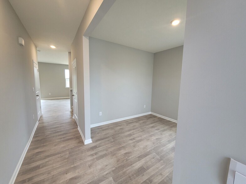 Building Photo - 1663 Fairmount Dr