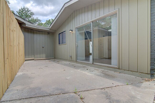 Building Photo - 2301 Metcalfe Rd