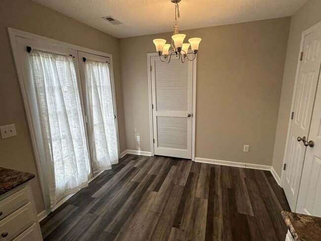 Building Photo - Ready to View! Updated 3/2 Home High Point...