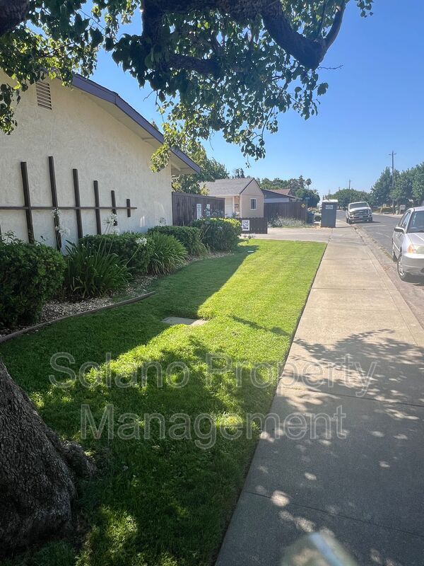 Building Photo - 1104 School St