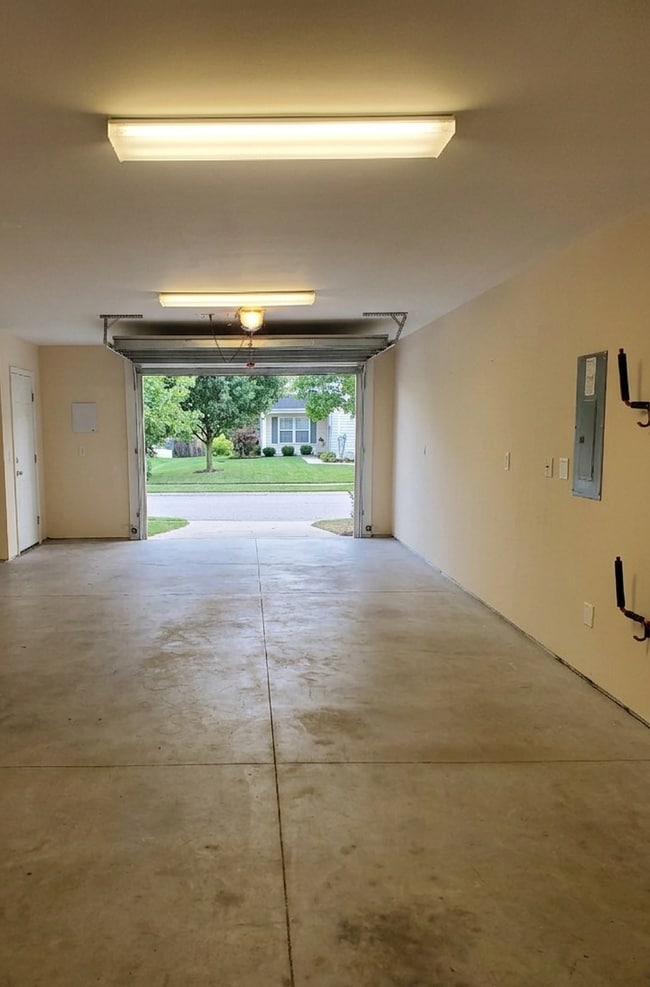 Building Photo - Beautiful Townhouse in West Ashley with Screened in Porch