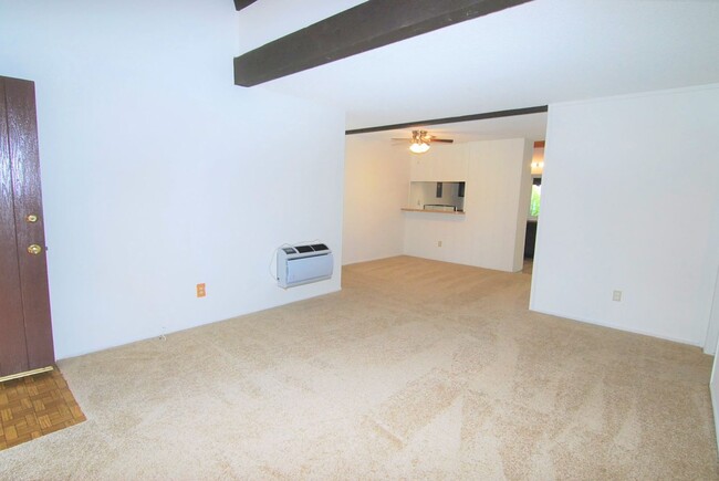 Building Photo - 2nd Floor 2 Bedroom Condo in Gated Communi...