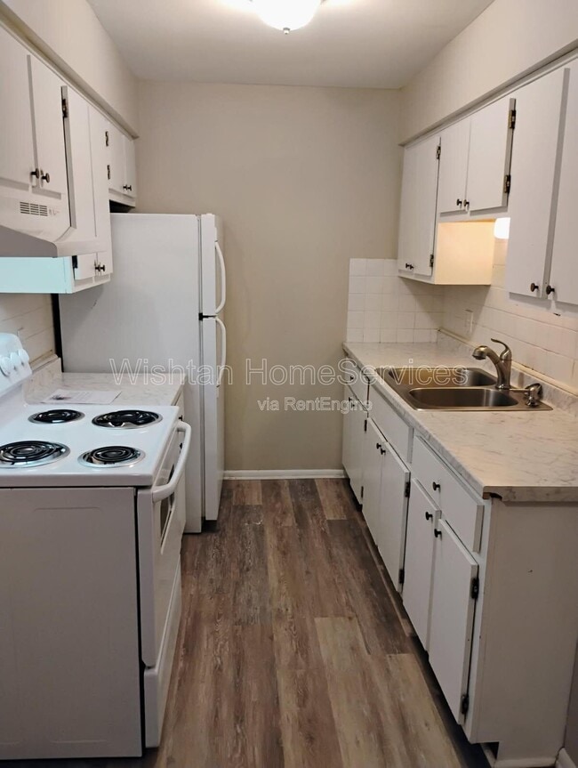 Primary Photo - 218 Charleston Blvd