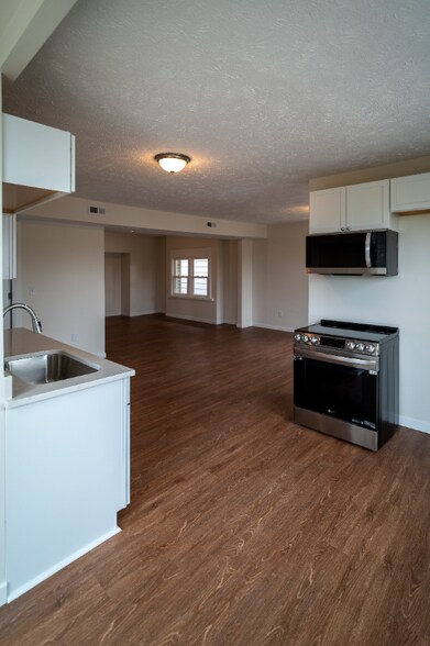 Building Photo - 1277 W 67th St