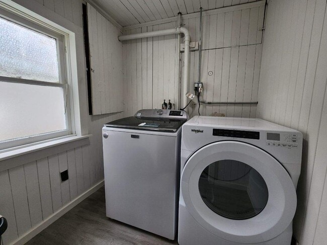 Building Photo - 2231 16th Ave