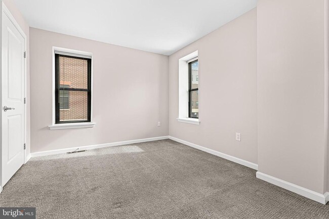 Building Photo - 606 Summit Ave