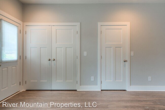 Building Photo - 4 br, 4.5 bath House - 206 Uptown Trail
