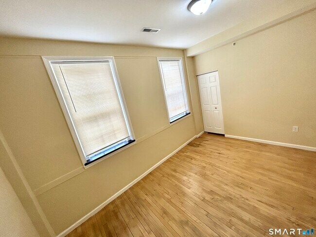 Building Photo - 135 W Main St