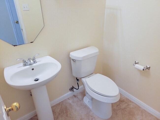 Building Photo - NICE CLEAN HOME. FORMAL LIVING DINING , DEN, BIG KITCHEN WITH BRAKFAST ROOM. TILE FLOOR IN KITCHE...