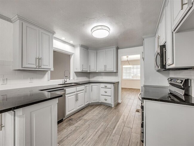 Building Photo - 6312 Overcourt Manor