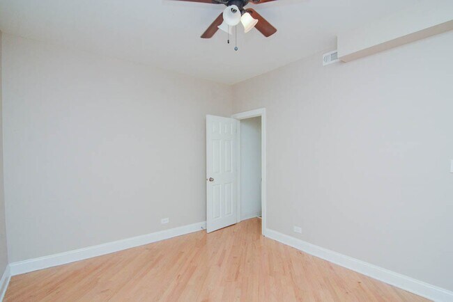 Building Photo - 899 Green Bay Rd