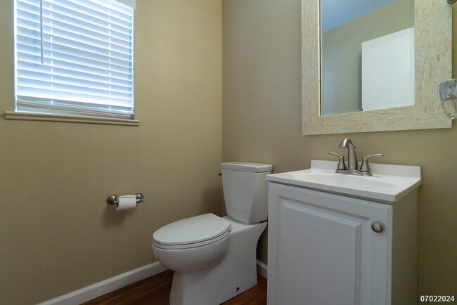 Building Photo - Immaculate 3bd/2.5 SF Home With Upstairs O...