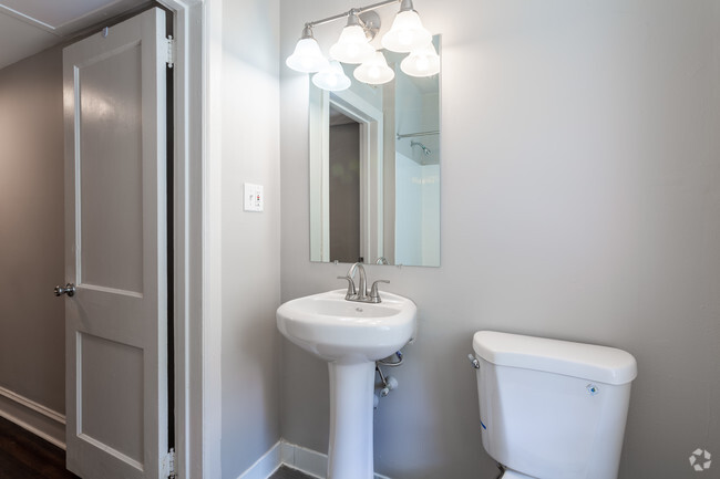 Bathroom - Lincoln Court Apartments