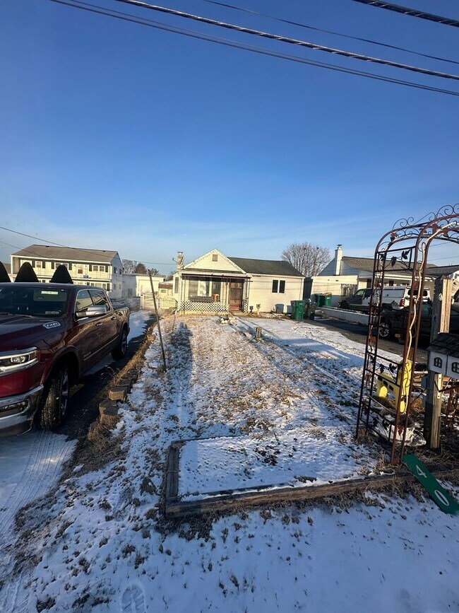 Building Photo - 2 bedroom 1 bathroom in Carlisle with In-ground Pool!